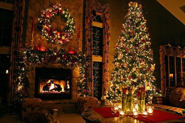cozy-christmas-tree-decorations-holiday-wallpaper-preview.jpg