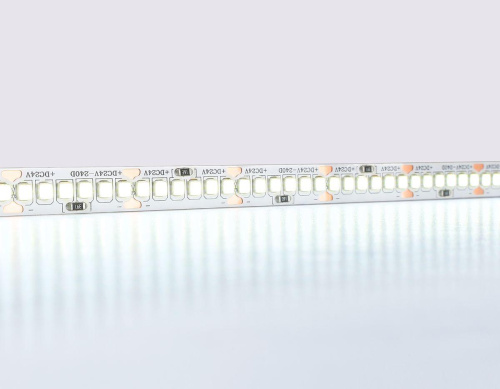 Светодиодная лента Ambrella Light 18W/m 240LED/m 2835SMD холодный белый 5M GS3303 Светодиодная лента Ambrella Light 18W/m 240LED/m 2835SMD холодный белый 5M GS3303