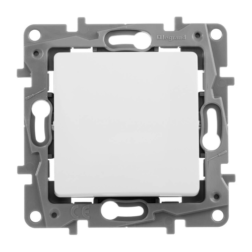 Выключатель кнопочный одноклавишный Legrand Etika 6A 250V белый 672214 Выключатель кнопочный одноклавишный Legrand Etika 6A 250V белый 672214