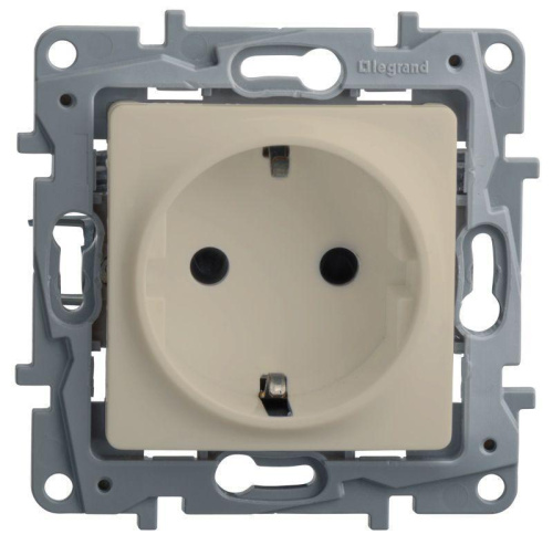 Розетка 2К+З Legrand Etika 16A 250V с/з со шторками винтовой зажим немецкий стандарт слоновая кость 672322