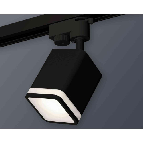 Комплект трекового светильника Ambrella light Track System XT7813021 SBK/FR черный песок/белый матовый (A2521, C7813, N7751) Комплект трекового светильника Ambrella light Track System XT7813021 SBK/FR черный песок/белый матовый (A2521, C7813, N7751)