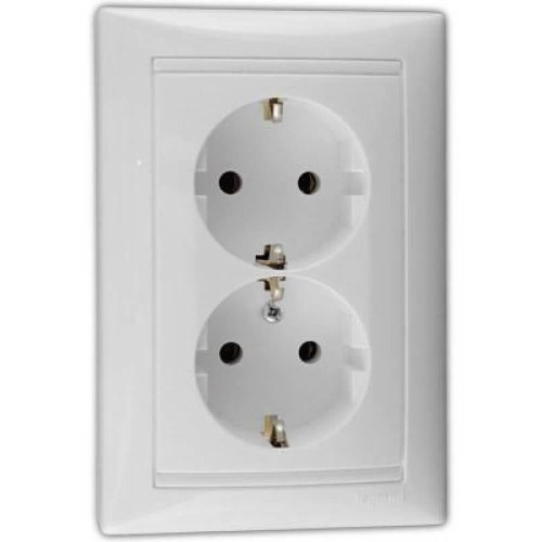 Розетка 2x2К+З Legrand Valena 16A 250V с/з винтовой зажим белая 774400 Розетка 2x2К+З Legrand Valena 16A 250V с/з винтовой зажим белая 774400