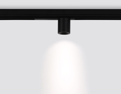 Трековый светодиодный светильник Ambrella Light Track System Magnetic 220V GL1242 Трековый светодиодный светильник Ambrella Light Track System Magnetic 220V GL1242
