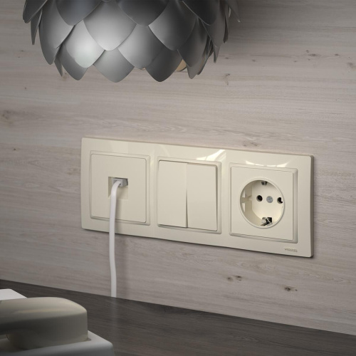 Розетка Werkel с заземлением и шторками слоновая кость WL03-SKGS-01-IP44-ivory 4690389047176