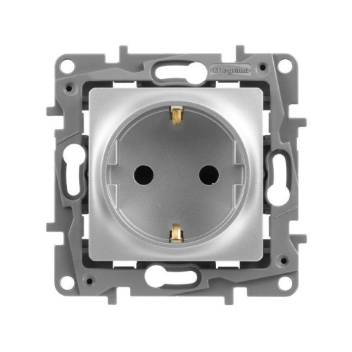 Розетка 2К+З Legrand Etika 16A 250V с/з со шторками винтовой зажим немецкий стандарт алюминий 672422 Розетка 2К+З Legrand Etika 16A 250V с/з со шторками винтовой зажим немецкий стандарт алюминий 672422
