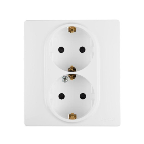 Розетка 2X2К+З Legrand Etika 16A 250V с/з со шторками безвинтовой зажим немецкий стандарт белый 672233 Розетка 2X2К+З Legrand Etika 16A 250V с/з со шторками безвинтовой зажим немецкий стандарт белый 672233