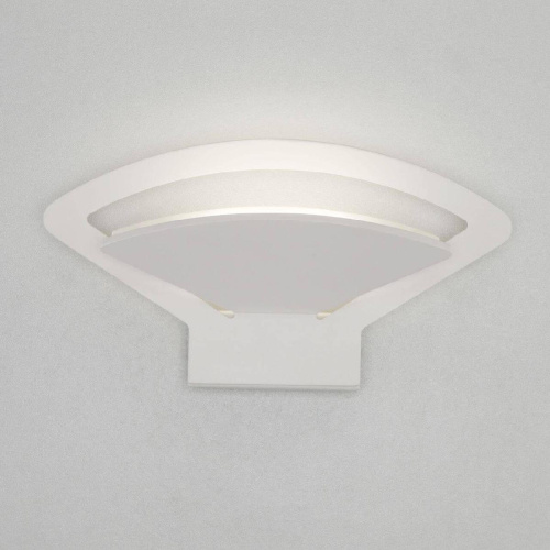Настенный светильник Elektrostandard Pavo MRL LED 1009 a043973