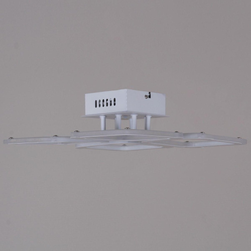 Потолочная светодиодная люстра Reluce 09821-3.3-04 WH Потолочная светодиодная люстра Reluce 09821-3.3-04 WH