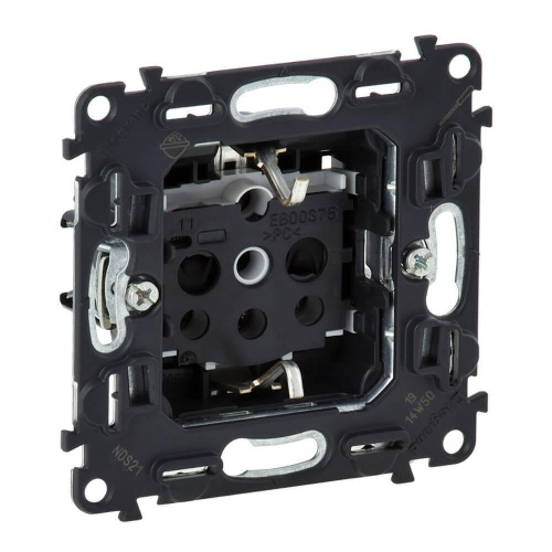 Розетка Legrand Valena Мех In Matic 16A 250V с/з с защитными шторками винтовой зажим 753029 Розетка Legrand Valena Мех In Matic 16A 250V с/з с защитными шторками винтовой зажим 753029