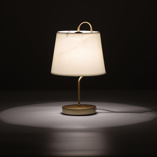 Настольная лампа MW-Light Вега 329032801 Настольная лампа MW-Light Вега 329032801