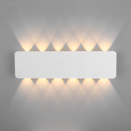 Настенный светодиодный светильник Eurosvet 40139/1 LED белый Настенный светодиодный светильник Eurosvet 40139/1 LED белый