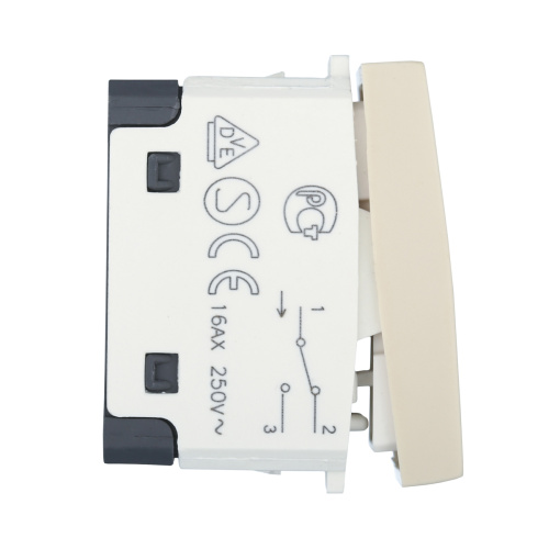Переключатель LK Studio с двух мест 45х45мм (схема 6) 16 A, 250 B (белый) LK45 850804-1 Переключатель LK Studio с двух мест 45х45мм (схема 6) 16 A, 250 B (белый) LK45 850804-1