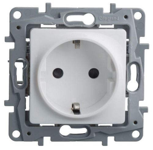 Розетка 2К+З Legrand Etika 16A 250V с/з со шторками винтовой зажим немецкий стандарт белый 672222 Розетка 2К+З Legrand Etika 16A 250V с/з со шторками винтовой зажим немецкий стандарт белый 672222