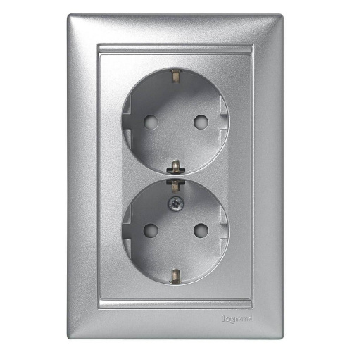 Розетка 2x2К+З Legrand Valena 16A 250V с/з со шторками винтовой зажим алюминий 770127 Розетка 2x2К+З Legrand Valena 16A 250V с/з со шторками винтовой зажим алюминий 770127